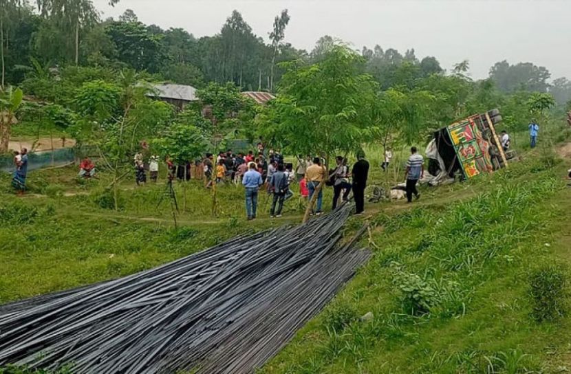 টাঙ্গাইলে নিহতরা হকার, ঈদে বাড়ি যেতে উঠেছিলেন ট্রাকে