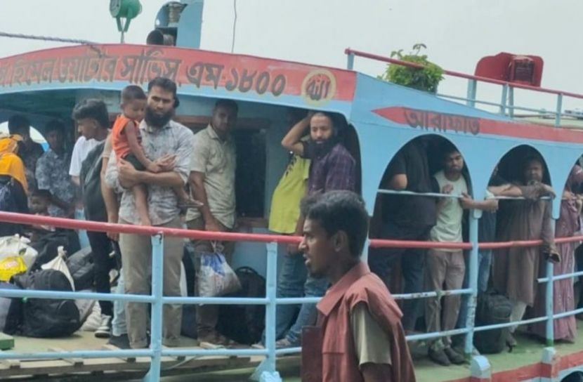 ঈদ শেষে দৌলতদিয়া-পাটুরিয়ায় যাত্রীর ঢল, ঝুঁকিপূর্ণ লঞ্চযাত্রা