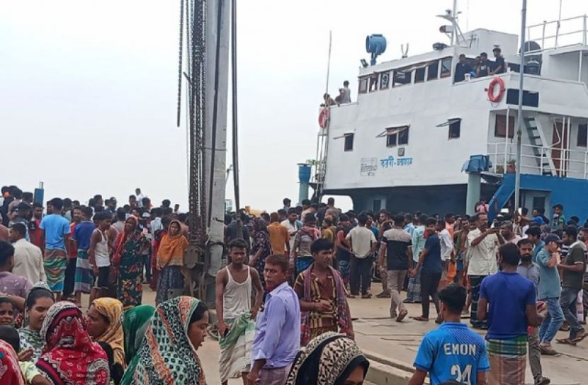দৌলতদিয়ায় ফেরিতে ওঠার সময় পদ্মায় ডুবল বাস