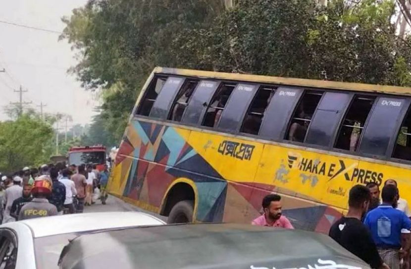 সিরাজগঞ্জে বাসের ধাক্কায় স্বামী-স্ত্রীসহ নিহত ৩