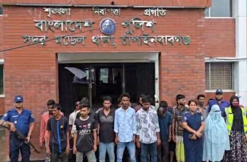 চাঁপাইনবাবগঞ্জে পুলিশের অভিযানে ২১ মাদক ব্যবসায়ী গ্রেপ্তার