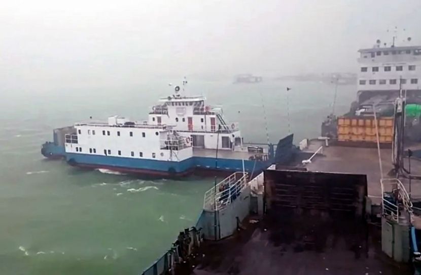 উত্তাল পদ্মায় দৌলতদিয়া–পাটুরিয়া নৌরুটে ফেরি চলাচল বন্ধ, যাত্রীদের ভোগান্তি