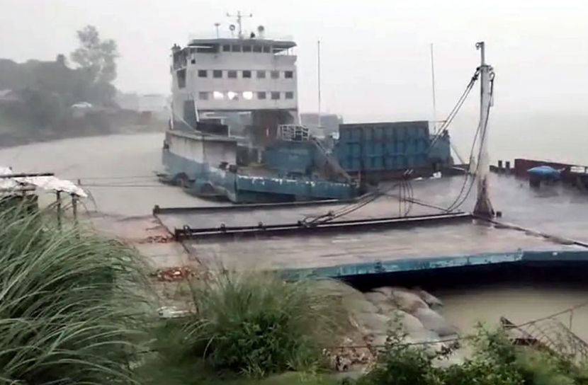 ৩৫ মিনিট বন্ধের পর পাটুরিয়া-দৌলতদিয়া নৌরুটে ফেরি-লঞ্চ চলাচল স্বাভাবিক