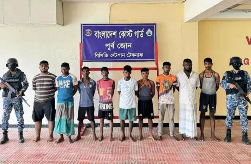 বঙ্গোপসাগরে মালয়েশিয়াগামী ট্রলার থেকে ৫০ জন উদ্ধার, পাচার চক্রের ৯ সদস্য আটক
