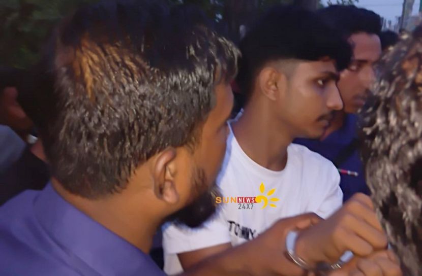 নোয়াখালী চেকপোস্টে বিদেশি পিস্তল-গুলিসহ কিশোর আটক