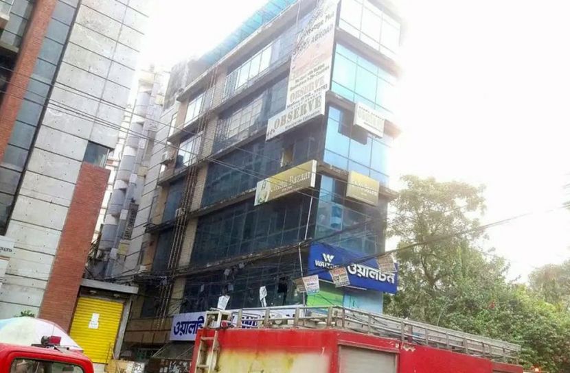 ধানমন্ডিতে বহুতল ভবনে আগুন