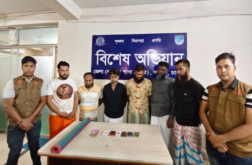 সাভার-আশুলিয়ায় ডিবির অভিযানে ৮ জন গ্রেপ্তার