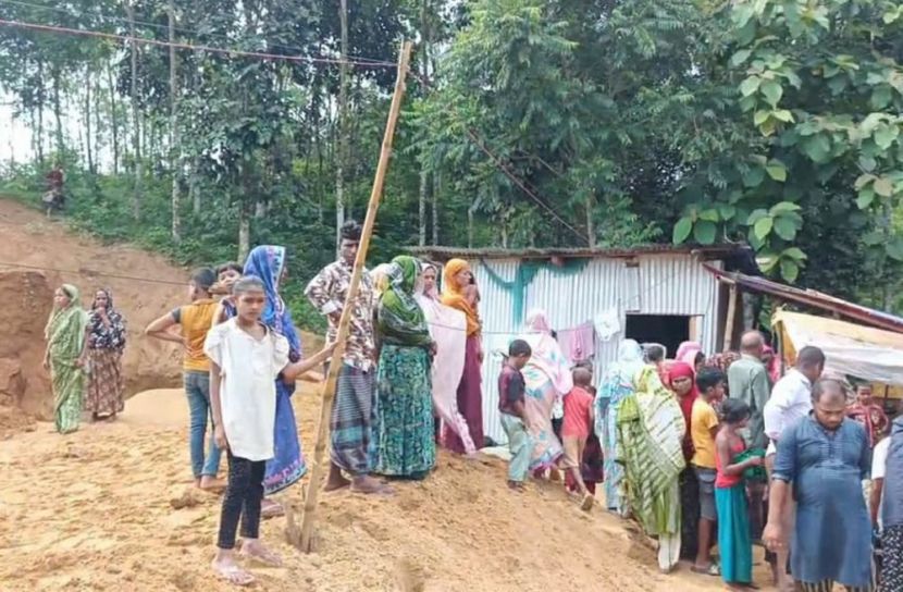 মীরসরাইয়ে পাহাড়ি মাটির চাপায় কিশোরের মৃত্যু