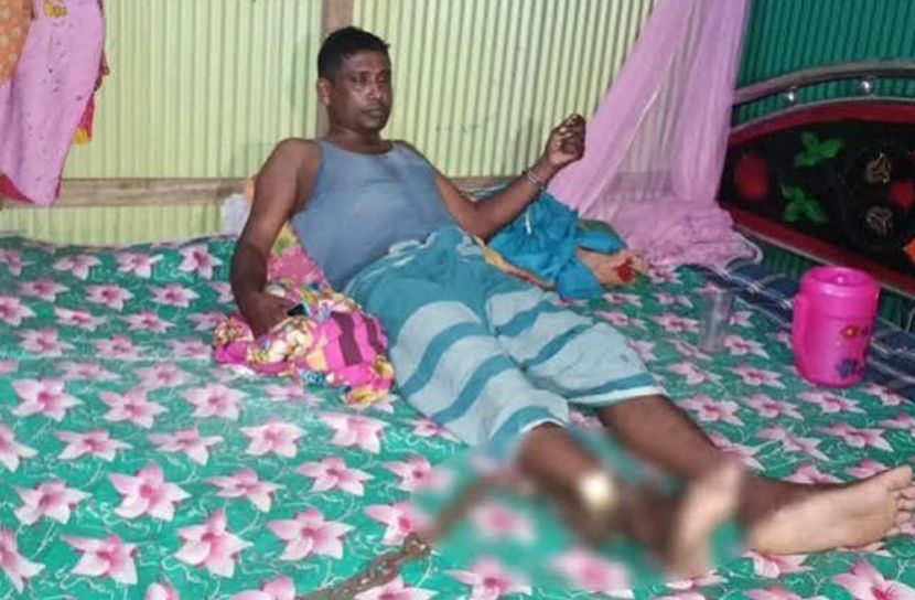পাওনা টাকা আদায়ে অটোরিকশাচালককে শিকলে বেঁধে নির্যাতন