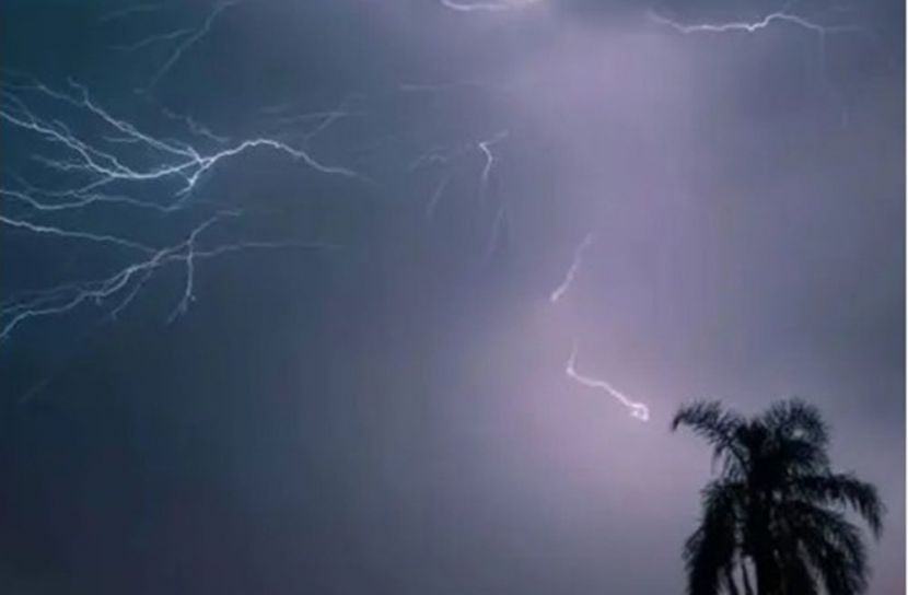দেশজুড়ে বজ্রপাতের সতর্কতা: ১৪ জেলায় ঝড়-বৃষ্টির আশঙ্কা