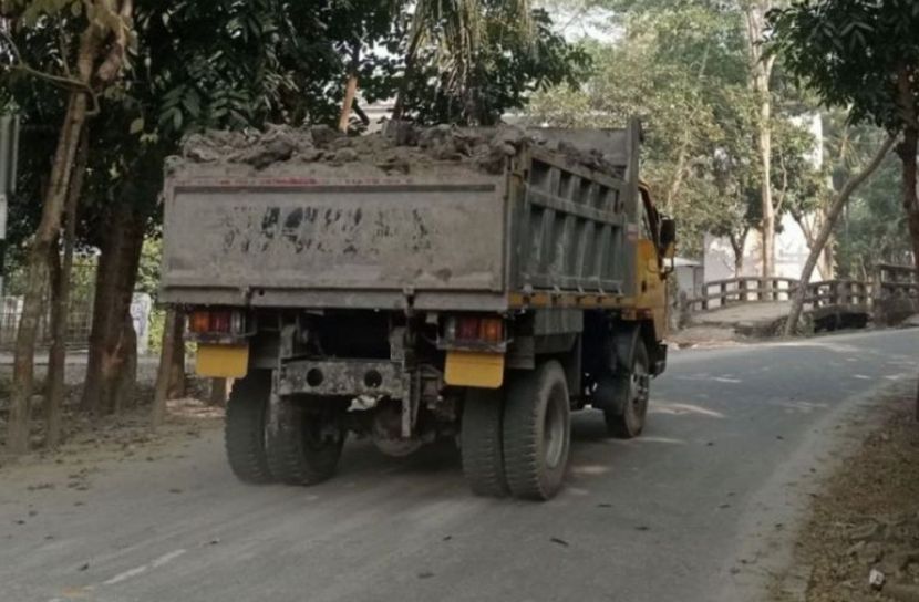 সড়ক দাপিয়ে বেড়াচ্ছে অবৈধ ডাম্প ট্রাক, ভোগান্তিতে পথচারী 