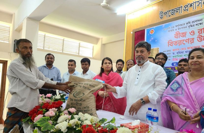 মাদারীপুরে কৃষকদের মাঝে বীজ ও সার বিতরণ