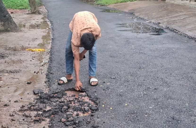 হাতের টানেই উঠে যাচ্ছে রাস্তার কার্পেটিং  