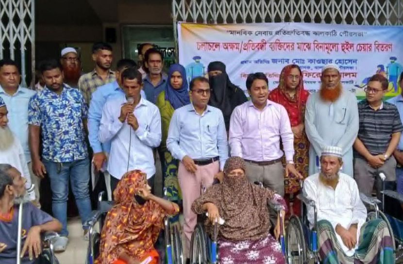 ঝালকাঠিতে পৌরসভার উদ্যোগে বিনামূল্যে হুইলচেয়ার বিতরণ