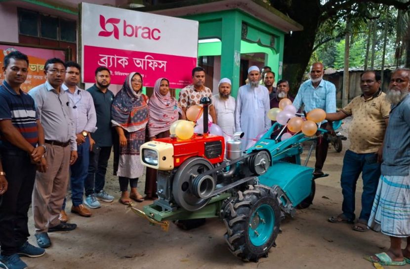 আমবাড়ীতে কৃষকদেরকে পাওয়ার ট্রিলার বিতরণ