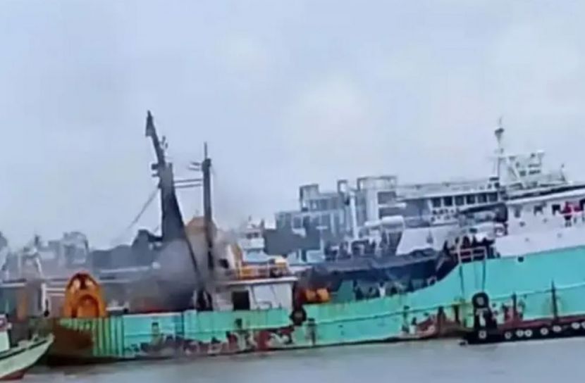 কর্ণফুলীতে ট্রলারে আগুনের ঘটনায় দগ্ধ দুই নাবিকের মৃত্যু  