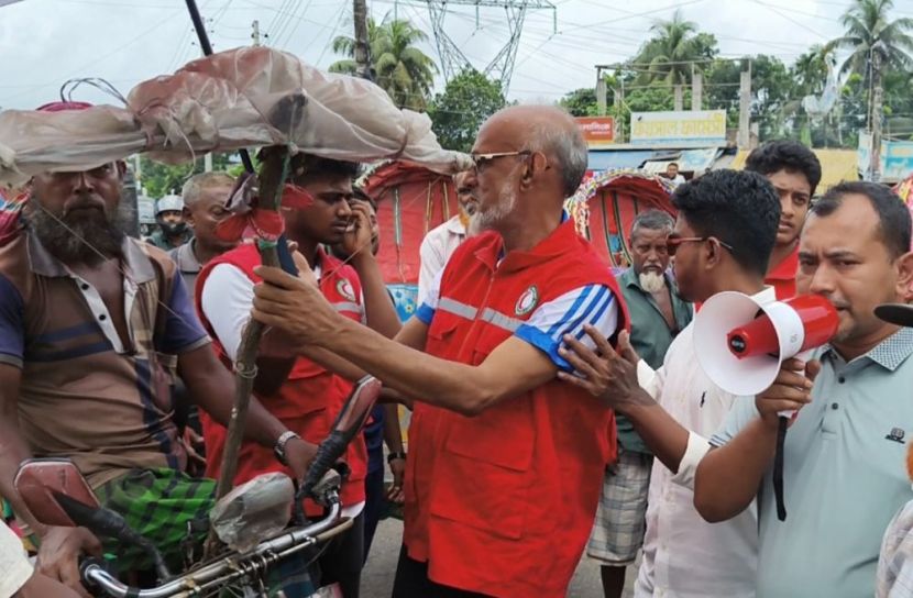 পিরোজপুরে রেড ক্রিসেন্ট সোসাইটির ছাতা বিতরণ