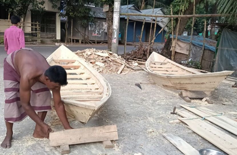 বর্ষার আগমনীতে মাদারীপুরে ব্যস্ত নৌকা কারিগররা
