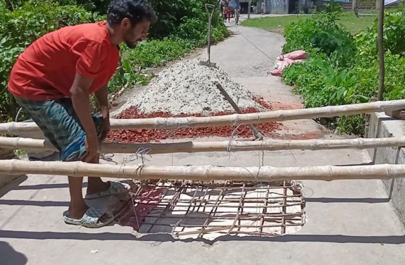 ৩ বছরের ভোগান্তির অবসান: এলাকাবাসীর উদ্যোগে ভাঙা কালভার্ট সংস্কার