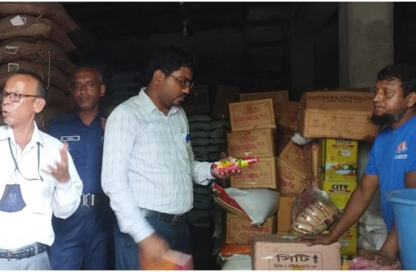 টঙ্গীবাড়িতে ভোক্তা অধিকারের অভিযান, তিন প্রতিষ্ঠানকে জরিমানা