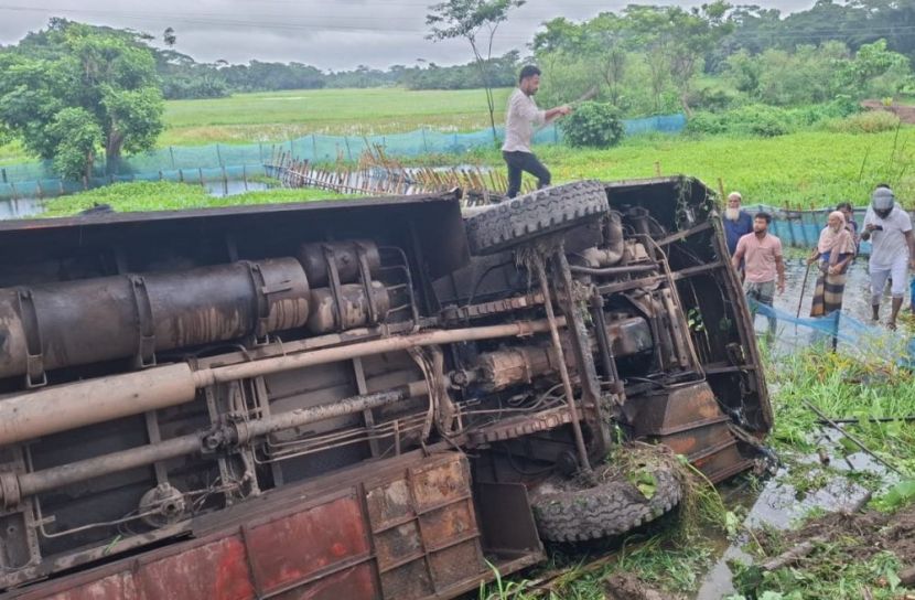 ঝালকাঠিতে বাস খাদে পড়ে  নিহত ১, আহত ৫ 
