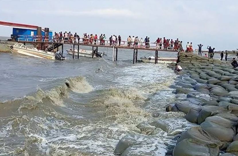 হাতিয়ার সঙ্গে সারা দেশের নৌ চলাচল বন্ধ, ভোগান্তিতে যাত্রীরা