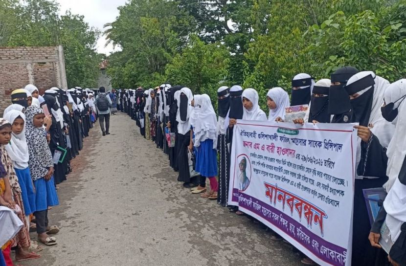 মোরেলগঞ্জে শিক্ষককে মারধরের অভিযোগে শিক্ষার্থীদের বিক্ষোভ