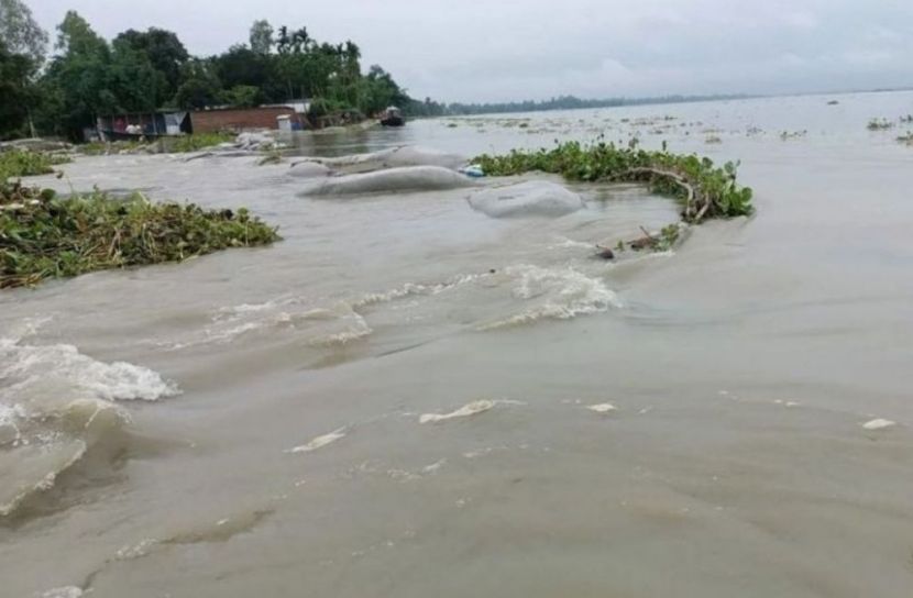 জোয়ার-বর্ষায় বাড়ছে পানি, ভাঙন আতঙ্কে নদীতীরের মানুষ 
