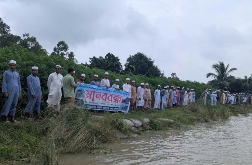 শিলই ইউনিয়নে পদ্মার ভাঙন: টেকসই বাঁধ নির্মাণের দাবিতে মানববন্ধন  