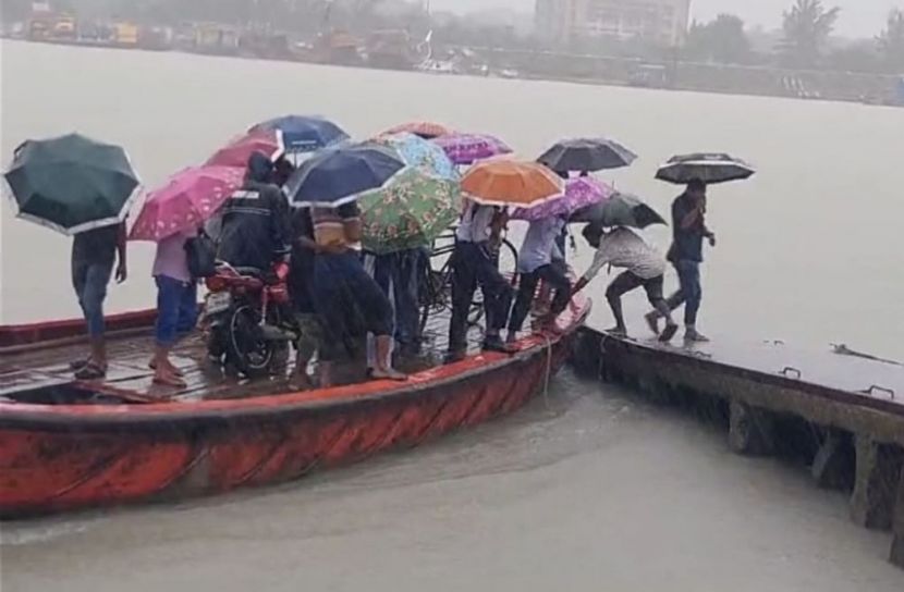 মোংলায় বৈরী আবহাওয়া, দুর্ভোগে উপকূলের খেটে খাওয়া মানুষ 