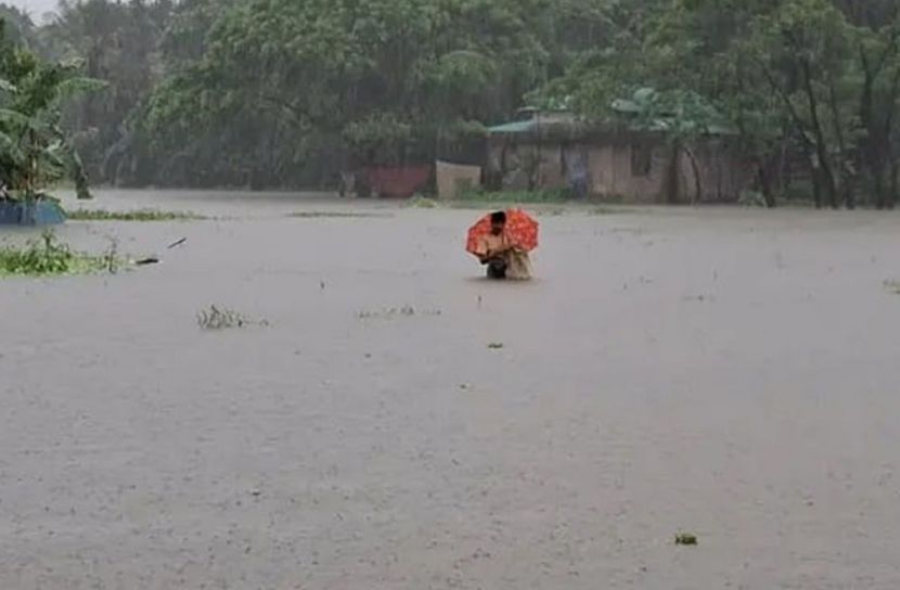 ভারী বর্ষণ  ও   জোয়ারের পানিতে  জলমগ্ন হাতিয়া