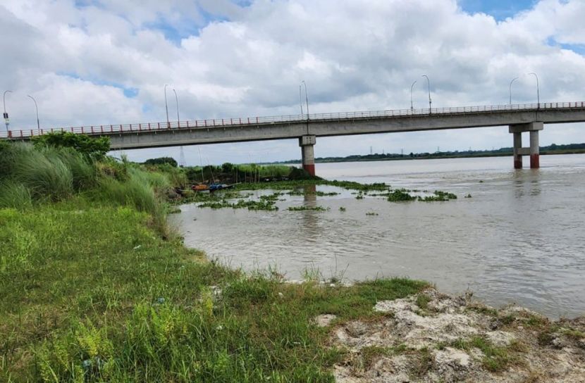 আড়িয়াল খাঁর স্রোতে ঝুঁকিতে শিবচরের সেতু