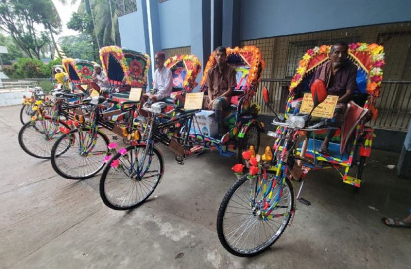 ঝালকাঠিতে ছয় পরিবার পেল ব্যাটারিচালিত রিকশা