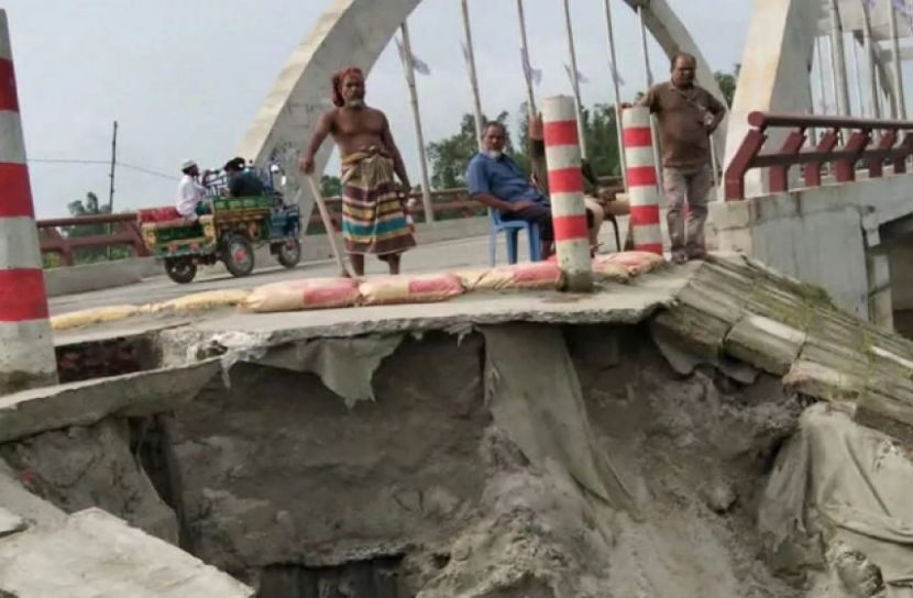 সুন্দরগঞ্জে মওলানা ভাসানী সেতুর সংযোগ সড়কে ধস