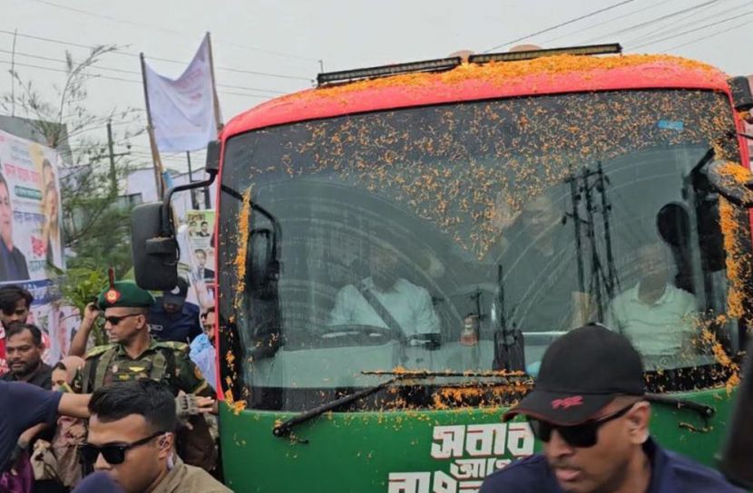 মাদারীপুরে বৃষ্টি উপেক্ষা করে প্রধানমন্ত্রীকে দেখতে  মানুষের ঢল