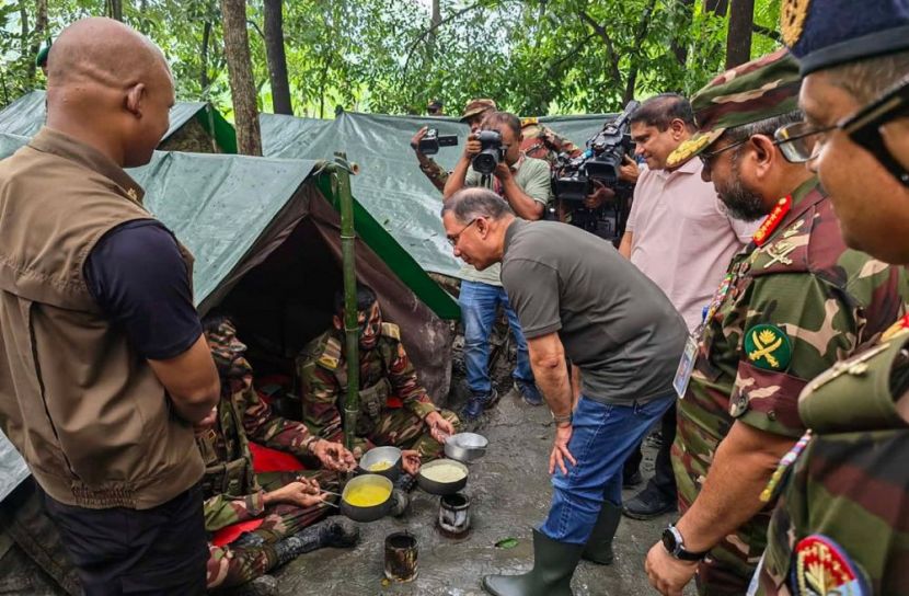 সেনাবাহিনীর গ্রীষ্মকালীন প্রশিক্ষণ মহড়া পরিদর্শন করছেন প্রধানমন্ত্রী