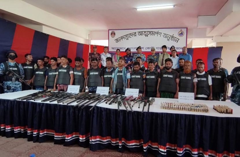 সুন্দরবনের ছোট জাহাঙ্গীর বাহিনীর ২৭ সদস্যের আত্মসমর্পণ  