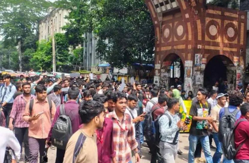 মিছিল নিয়ে ঢাকা শিক্ষা বোর্ডের উদ্দেশ্যে যাচ্ছেন শিক্ষার্থীরা 