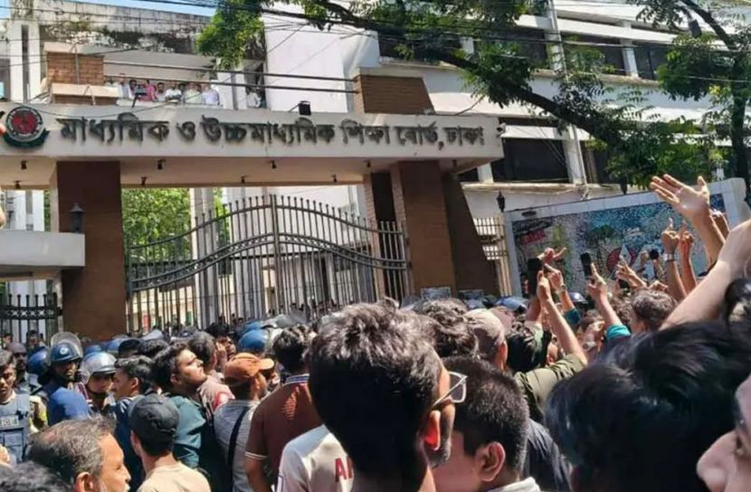 ঢাকা শিক্ষাবোর্ড ঘেরাও এইচএসসি পরীক্ষার্থীদের 
