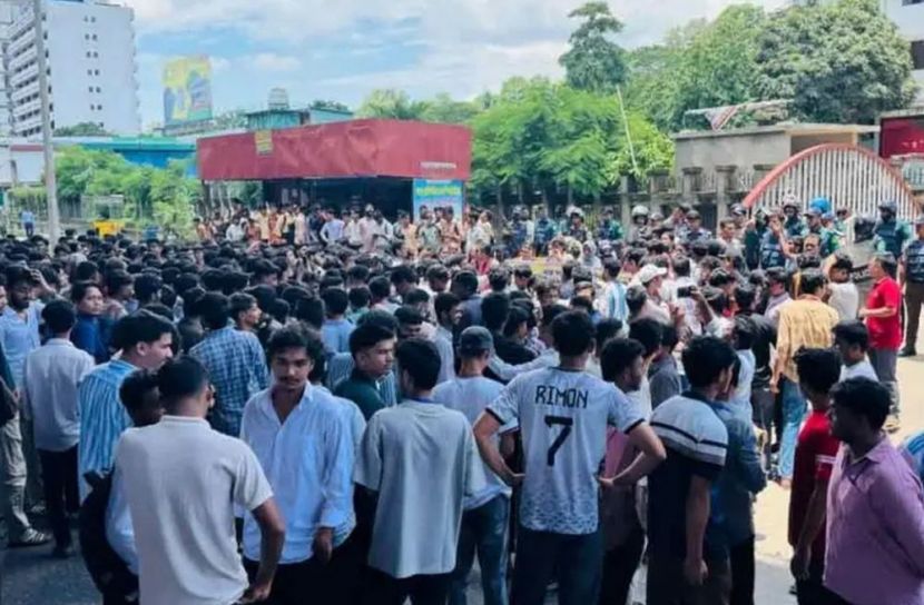 চট্টগ্রাম শিক্ষা বোর্ডের সামনে বিক্ষোভ, শিক্ষামন্ত্রীর পদত্যাগ দাবি