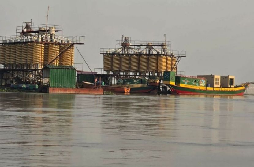 গাইবান্ধার চরাঞ্চলে মূল্যবান ভারী খনিজ বালু আহরণের কর্মযজ্ঞ