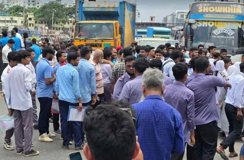 দ্বিতীয় দিনে উত্তরার সড়কে শিক্ষার্থীদের অবস্থান 