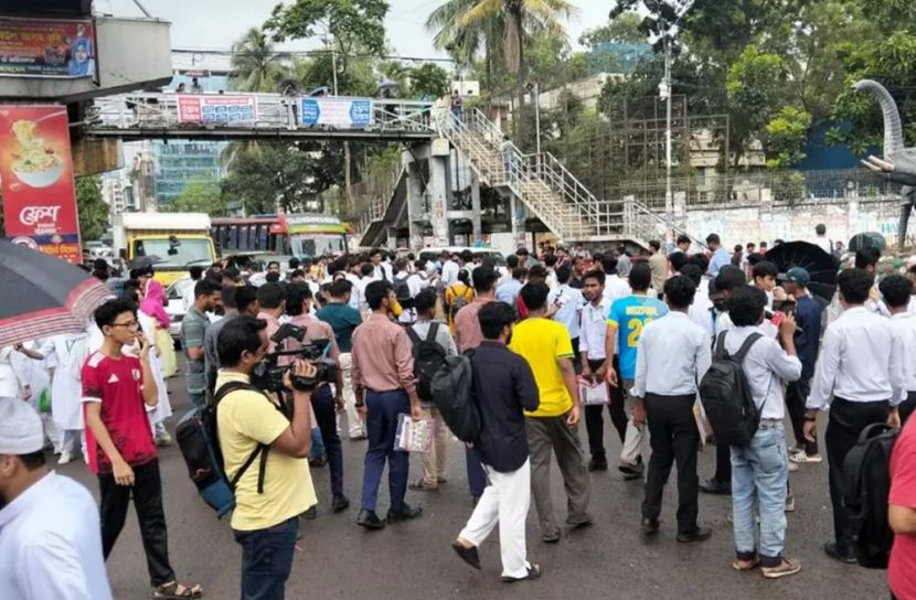 দ্বিতীয় দিনে সায়েন্স ল্যাব মোড়ে  শিক্ষার্থীদের অবস্থান