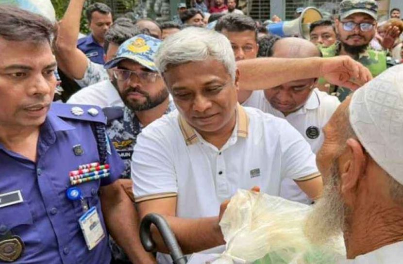 ত্রাণ বিতরণকালে প্রতিমন্ত্রী। ছবি: সংগৃহীত