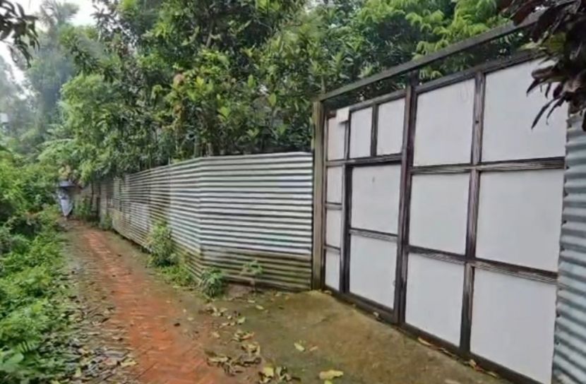 সৎ ভাইয়ের বিরুদ্ধে বোনের চলাচলের রাস্তা বন্ধের অভিযোগ 