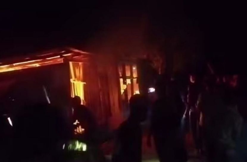 তুচ্ছ ঘটনায় মাদক কারবারির বসতঘর পোড়াল একদল যুবক  