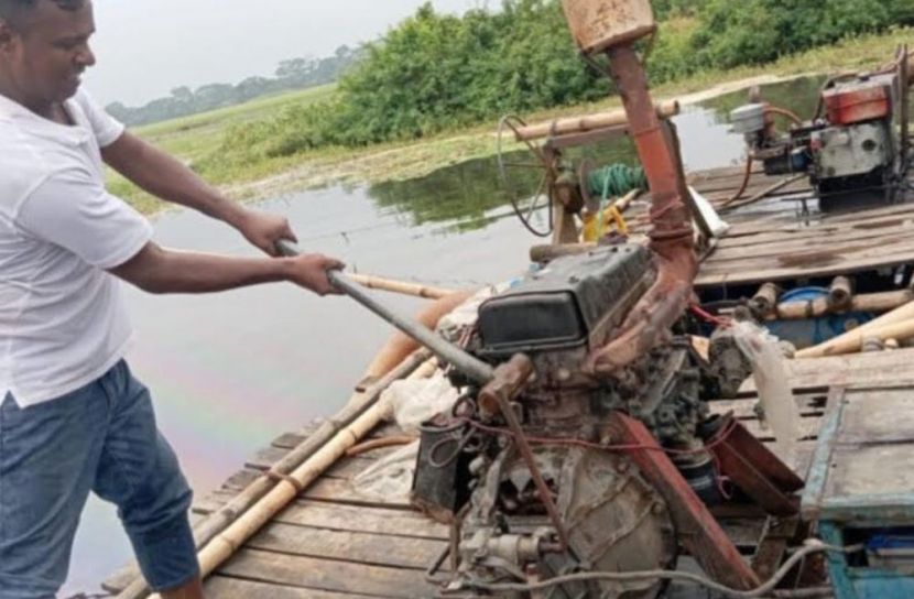 রাজৈরে অবৈধ বালু উত্তোলনে ব্যবহৃত ড্রেজার