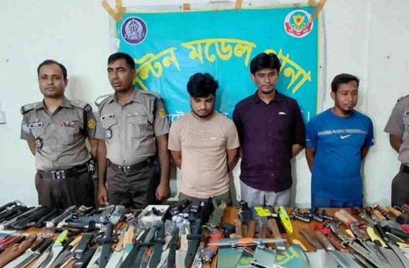 ডিএমপির বিশেষ অভিযানে জব্দকৃত ধারালো অস্ত্র ও গ্রেপ্তারকৃতরা। ছবি: সংগৃহীত