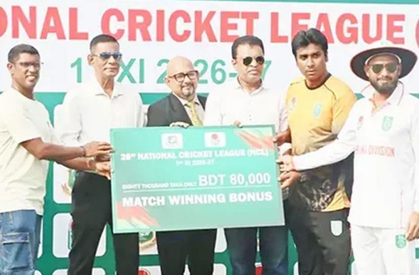 বরিশালকে দুমড়ে মুচড়ে খুলনার দাপুটে জয়, ঢাকা-রংপুর ম্যাচ রোমাঞ্চকর মোড়ে