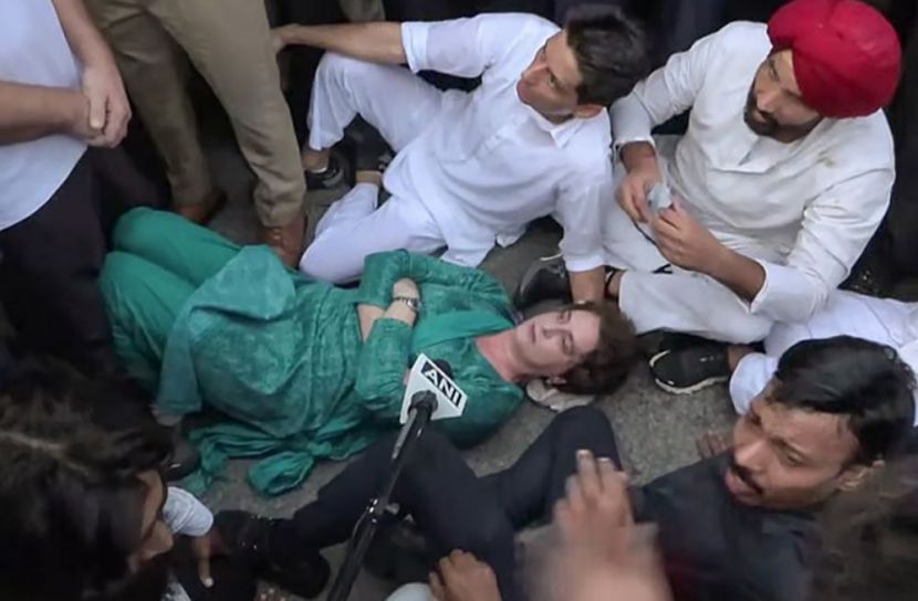 রাহুল-প্রিয়াঙ্কাকে পাঁজাকোলা করে তুলে নিয়ে গেল পুলিশ